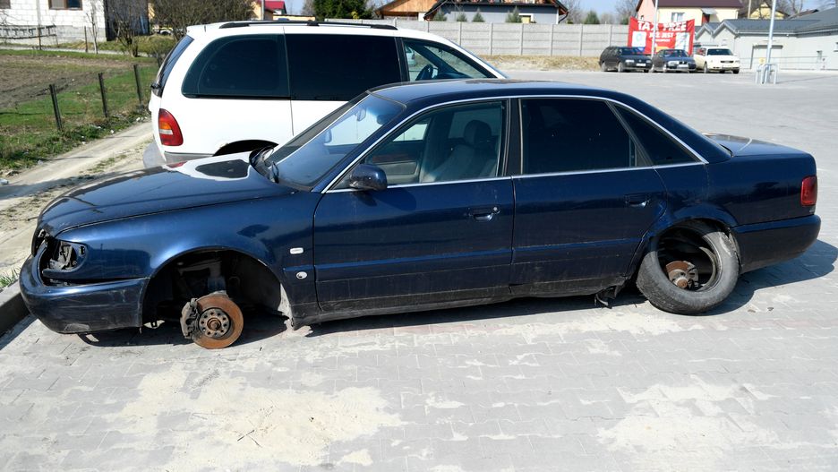 Straż Miejska usuwa porzucone na ulicach Bełchatowa samochody.