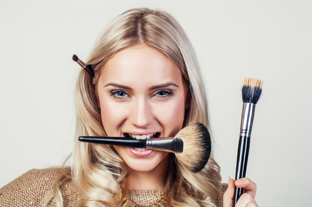 Jak przerobić lekki dzienny makijaż na wieczorowy bez zmywania – poradnik dla zabieganych