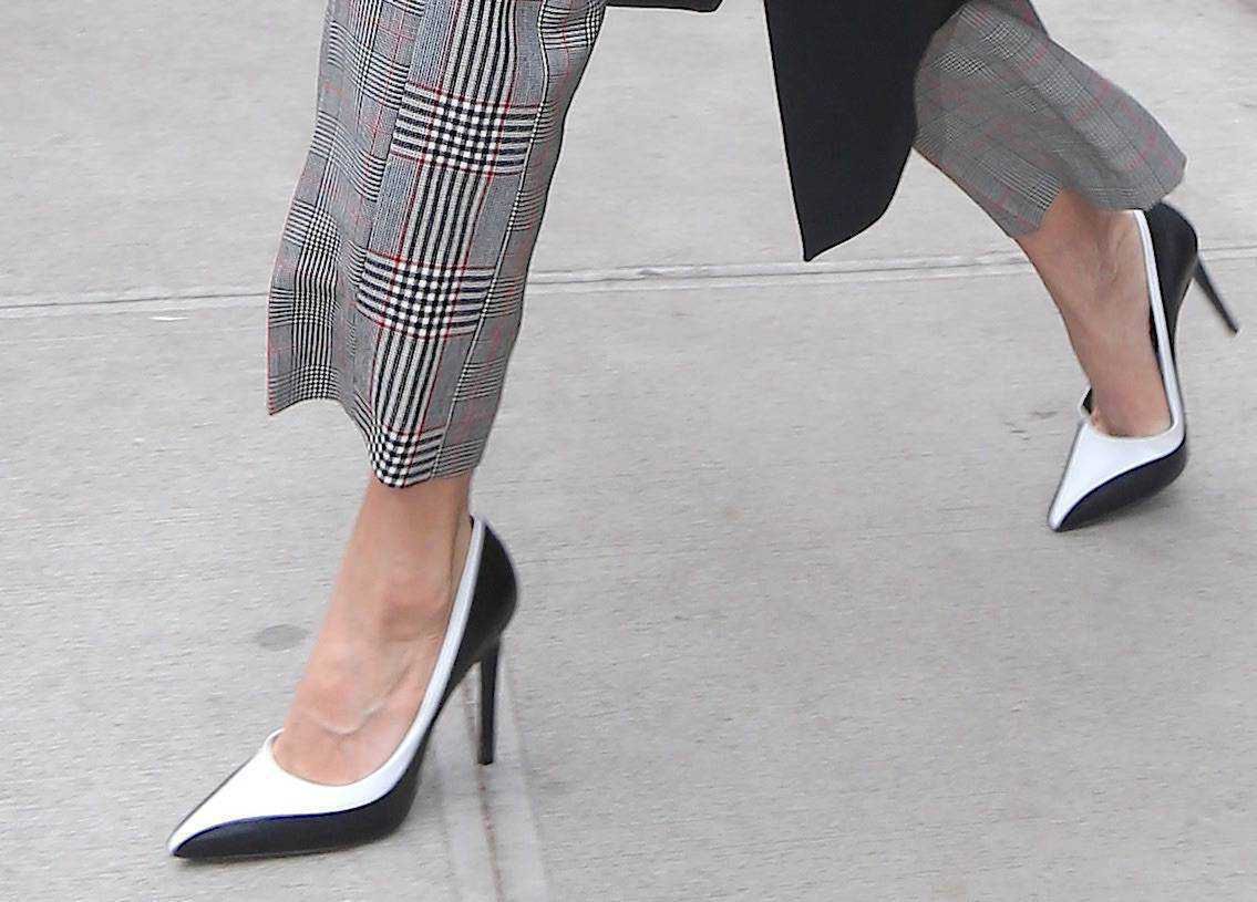 Amal Clooney w spodniach w kratkę i biało-czarnych szpilkach