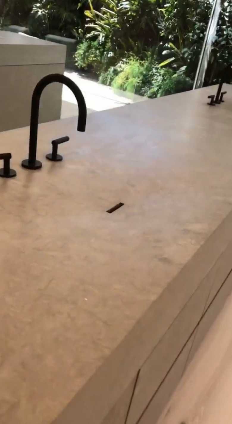 Umywalka w łazience Kim Kardashian