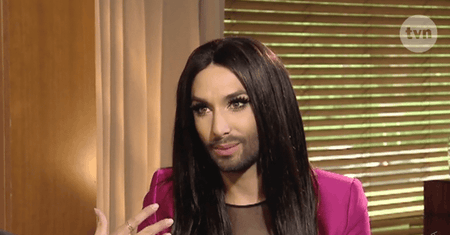 Conchita Wurst w Dzień Dobry TVN w bardzo intymnym wywiadzie. Dostała prezent, który raczej nie przyda się jej [WIDEO]