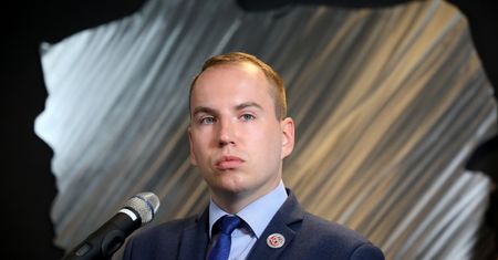 Wpadka wiceministra Adruszkiewicza. Służbową limuzyną pasem dla karetek i busów