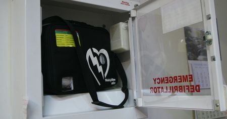 Potrzebował defibrylatora. "Był obok, ale go nie użyli"