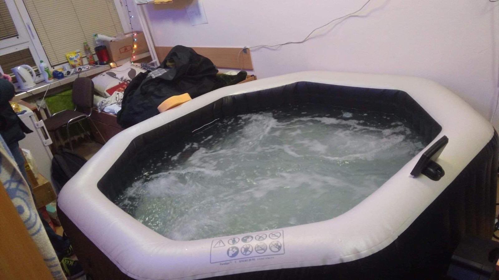 Kraków. Student AGH zamontował jacuzzi w pokoju akademika. Uczelnia bada sprawę