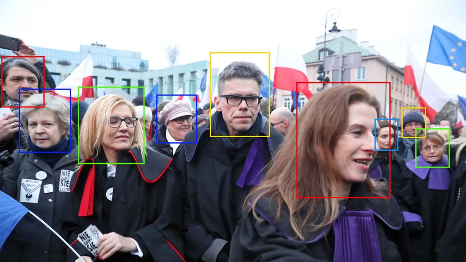Aplikacja Clearview AI może rozpoznać ludzi na zdjęciu dzięki ogromnej bazie danych z mediów społecznościowych