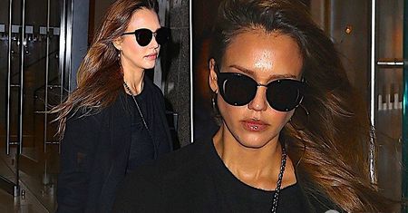 Jessica Alba w ciąży przyłapana na lotnisku! Na zdjęciach z profilu widać pierwsze krągłości
