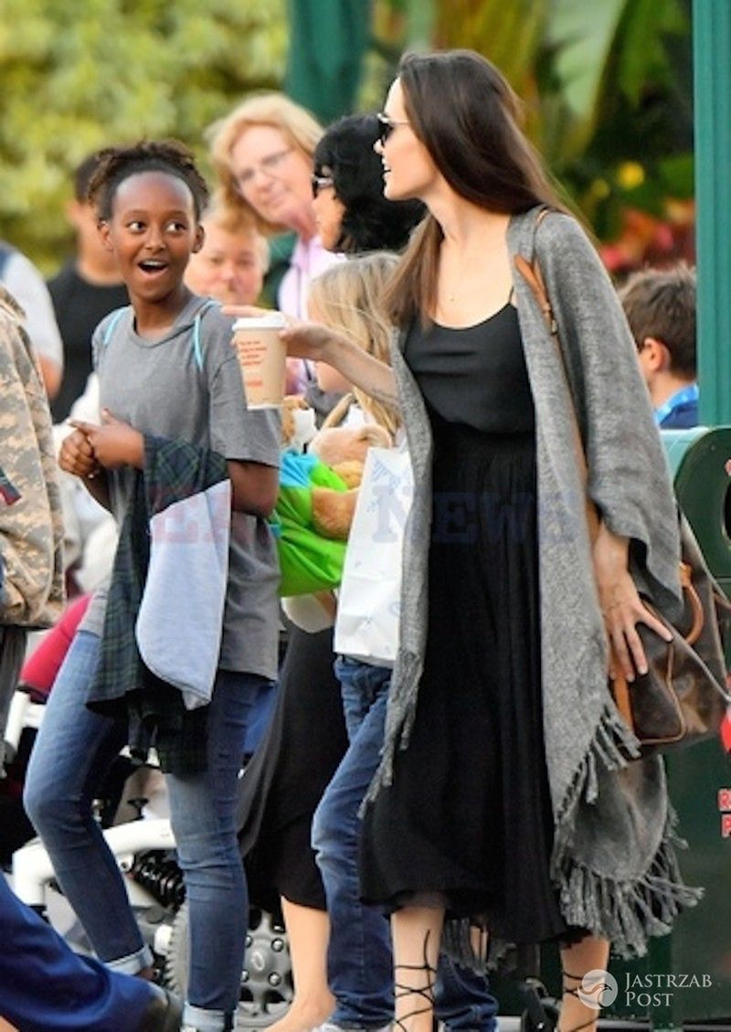 Angelina Jolie bez stanika