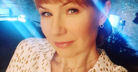 Anna Guzik na romantycznym zdjęciu z mężem. Wtuleni w siebie pozują na szczycie gór