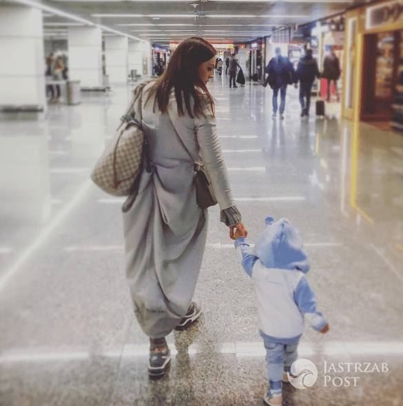 Anna Wendzikowska z córką Kornelią na lotnisku