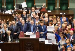 PiS nazwał to "puczem". Wyjaśniamy, na czym polega problem z głosowaniem w Sali Kolumnowej