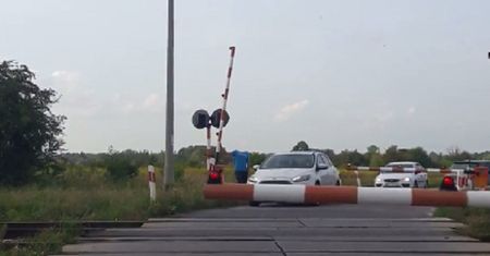 Kierowcy przejeżdżają przez zamknięty przejazd. Policja podzieliła się filmem