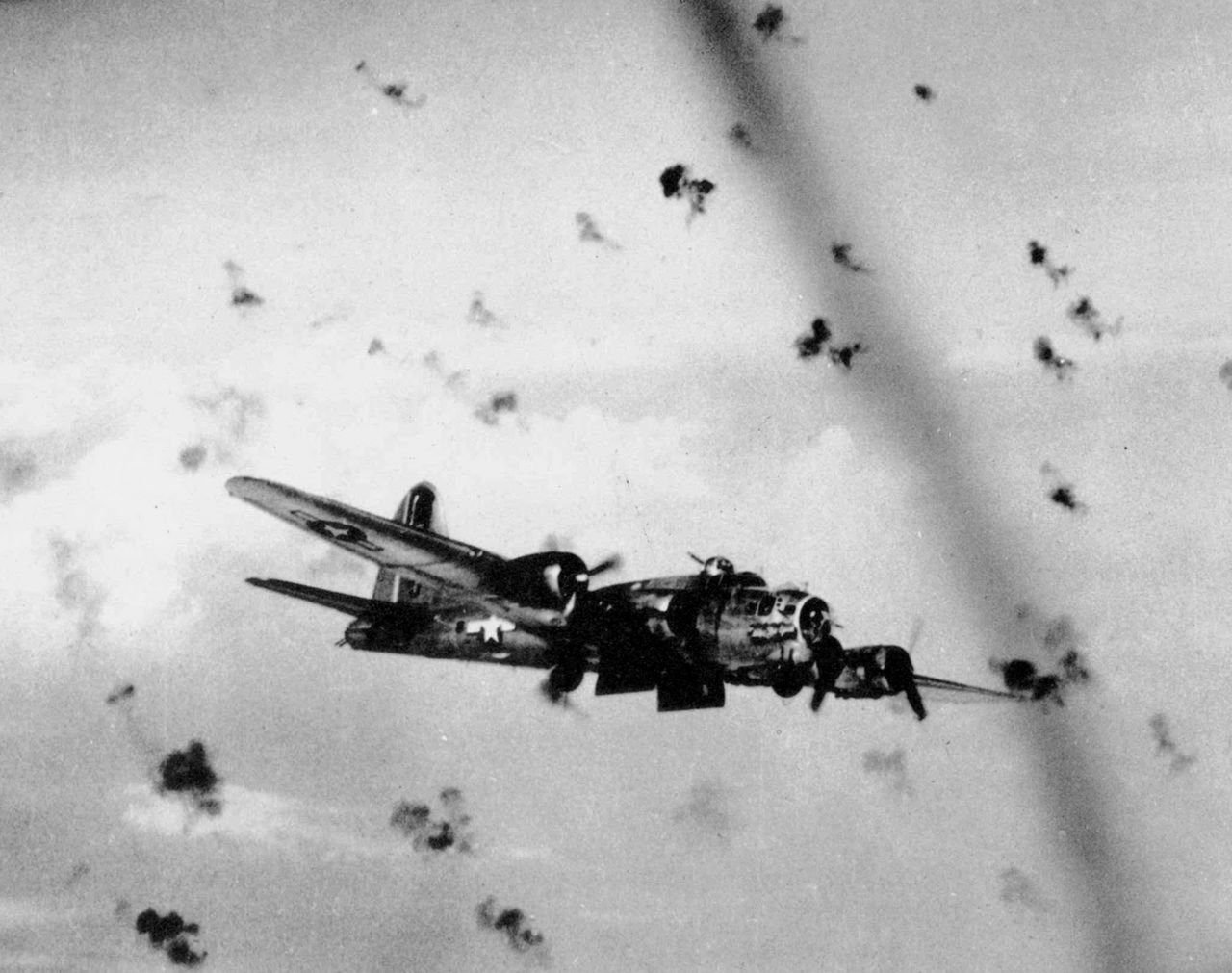 Bombowiec B-17G podczas walki w powietrzu 
