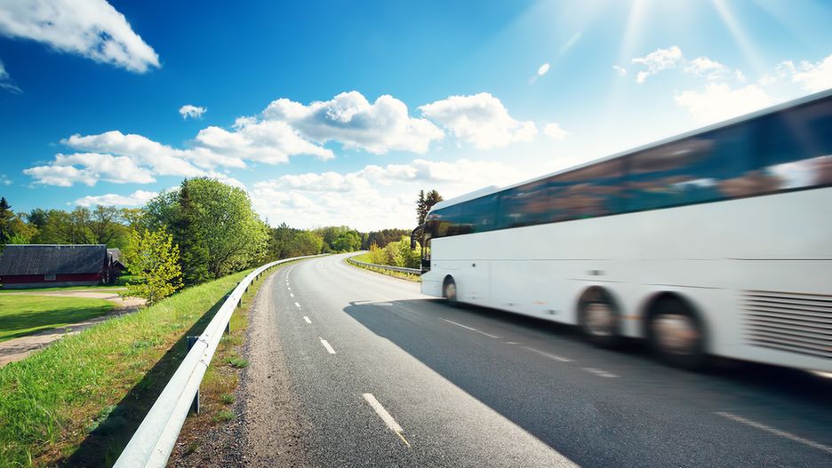 Autokar nie musi być wyposażony w toaletę, jeśli operator zapewnia postoje