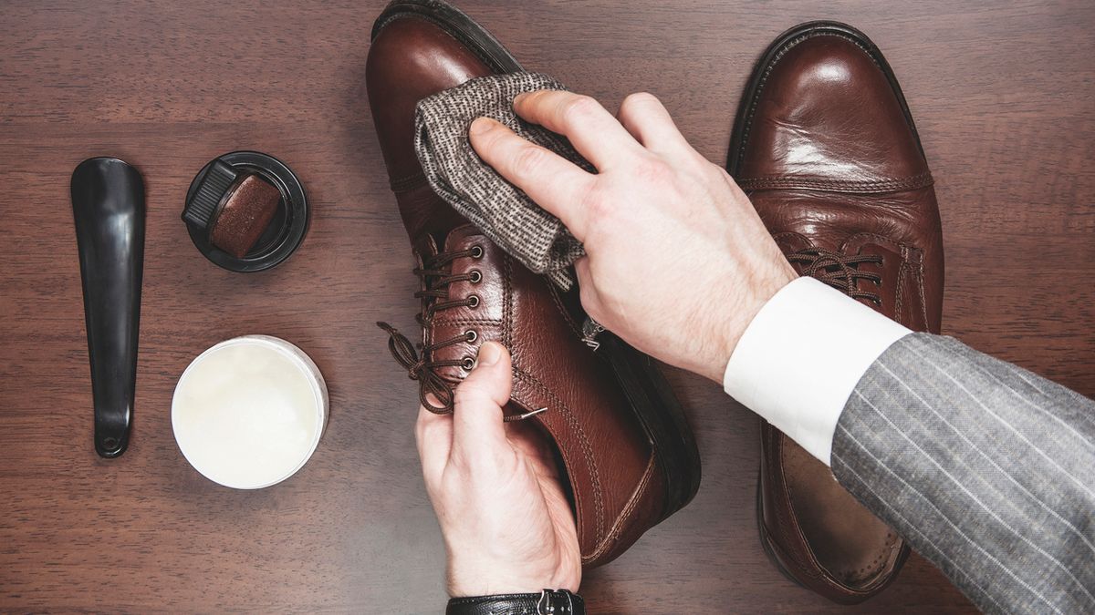 Wizytowe buty męskie różnią się detalami, np. sposobem szycia