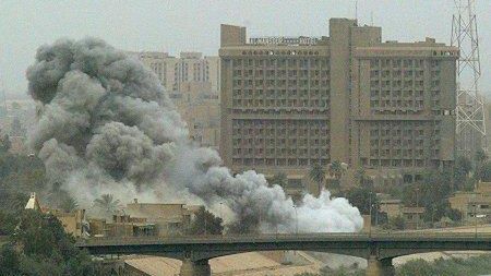 Amerykańskie czołgi Abrams zajęły we wtorek dwa mosty, prowadzące przez Tygrys z zachodniej do wschodniej części Bagdadu (PAP/EPA-Ramzi Haidar)