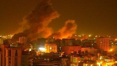 Bombardowanie Bagdadu przez siły sprzymierzonych trwały całą noc. Uderzenia dosięgły także jeden z pałaców prezydenta Saddama Husajna (PAP/EPA/Karim Sahib)
