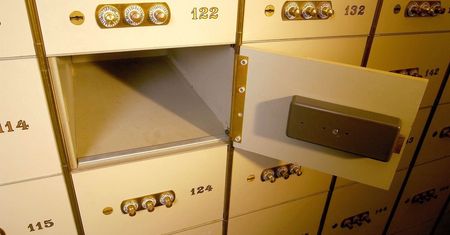 Wykradł pół miliona zł przez błąd na stronie internetowej banku