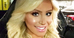 Gigi Gorgeous - trans YouTuberka przeszła transformację na oczach milionów