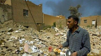 Irakijczyk obok ruin domu w Bagdadzie (fot. AFP)