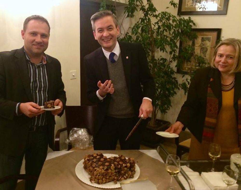 Robert Biedroń i Wanda Nowicka spożywają piernik Magdy Gesseler
Fot. screen z Facebook