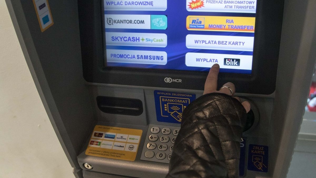 Poza płatnościami w internecie, najczęściej z BLIK-a korzystamy w bankomatach.