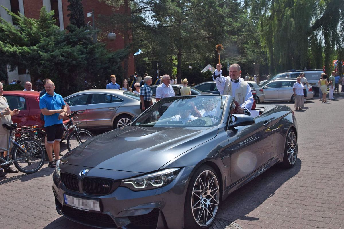 Kolejny ksiądz w kabriolecie. Tym razem święcił w 430-konnym BMW