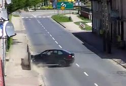 #dziejesiewmoto: kierujący BMW traci kontrolę i uderza w budynki stojace przy ulicy