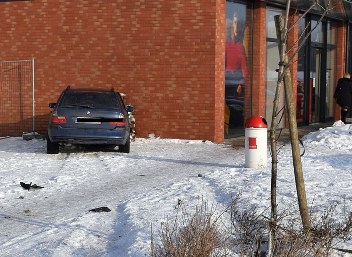 22-latek w BMW wjechał w ścianę sklepu. Policja ostrzega