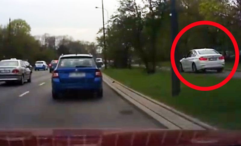 Białe BMW pędziło między pieszymi. Kobieta zgłosiła się na policję
