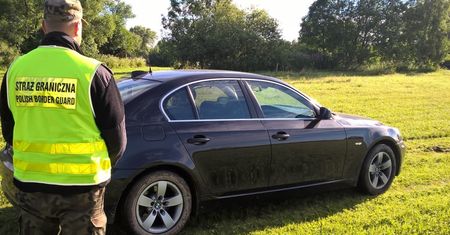 Jechał kradzionym bmw. Uciekając zapadł się w bagno