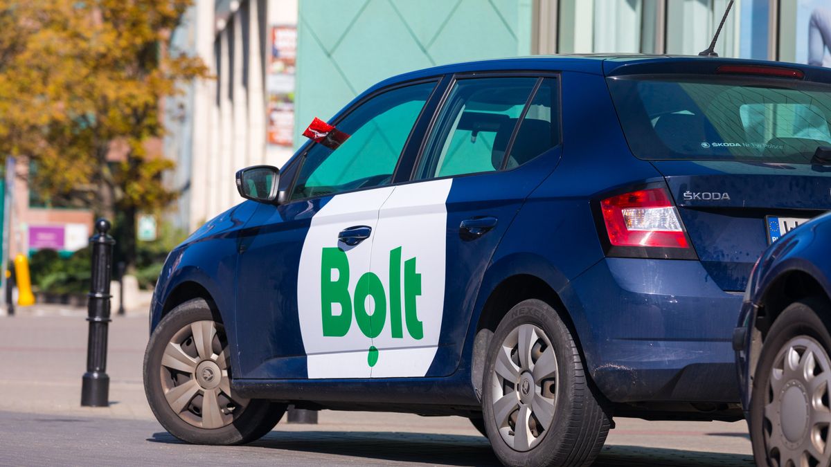 Firmy zajmujące się przewozem osób będą przyjeżdżać później i mogą zdrożeć. Winne nowe przepisy