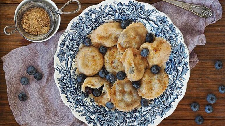 Pierogi z borówkami. Smak lata na obiad lub kolację