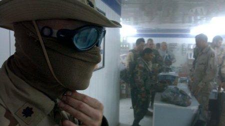 Żołnierze chronią się przed piaskiem (fot. PAP/EPA)