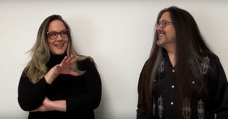 Prababcia Johna Romero w Empire of Sin. Burdelmama z papugą na ramieniu