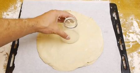 Postawił szklankę na cieście od pizzy i po kilku minutach z moich ust zaczęła cieknąć ślina. Pyszne!