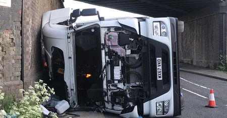Ciężarówka przewróciła się na ich SUV-a. Wyszli o własnych siłach