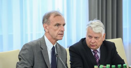 Senat zajmuje się kontrowersyjną ustawą o Sądzie Najwyższym. Emocje już od początku