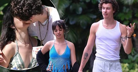 Camila Cabello i Shawn Mendes całują się podczas spaceru po ogrodzie. Jest też coś z domowego zacisza.