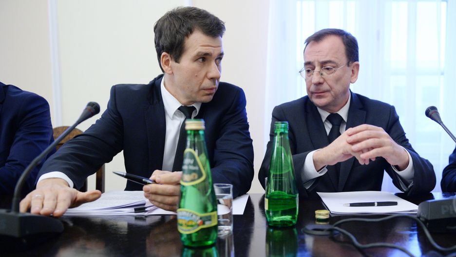 Szef CBA Ernest Bejda (z lewej) i Mariusz Kamiński, minister koordynator służb specjalnych.