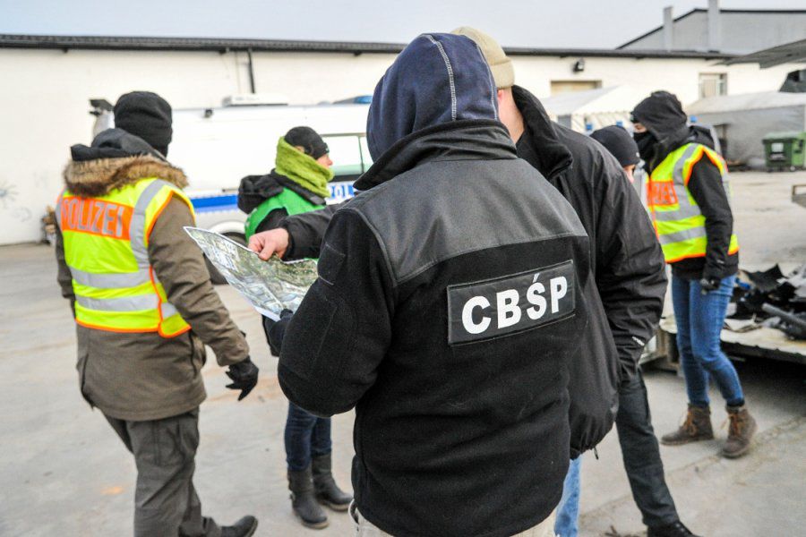 Ogromna akcja. Ponad 150 policjantów z Polski i Niemiec rozbiło gang złodziei samochodów