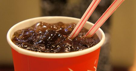Bakterie kałowe w napojach z fast-foodów. Chodzi o lokale największych sieci
