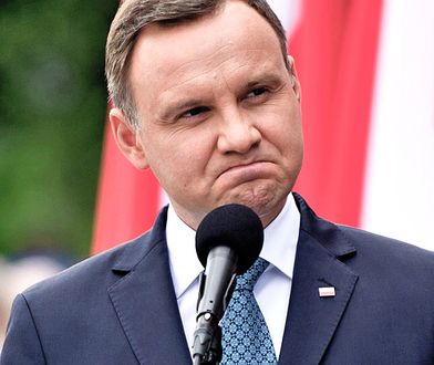 Andrzej Duda wymknął się z hotelu bocznym wejściem. Przed kim uciekał?