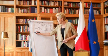 Koronawirus w Polsce. Pierwsza Dama uczy niemieckiego