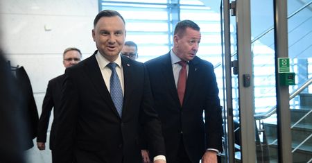 "W hotelach, przy kawce walczą z koronawirusem". Jest reakcja z rządu