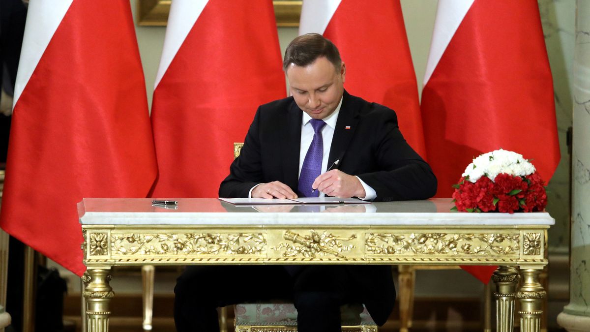 Prezydent Andrzej Duda podpisał ustawę przedłużającą zawieszenie poboru podatku handlowego