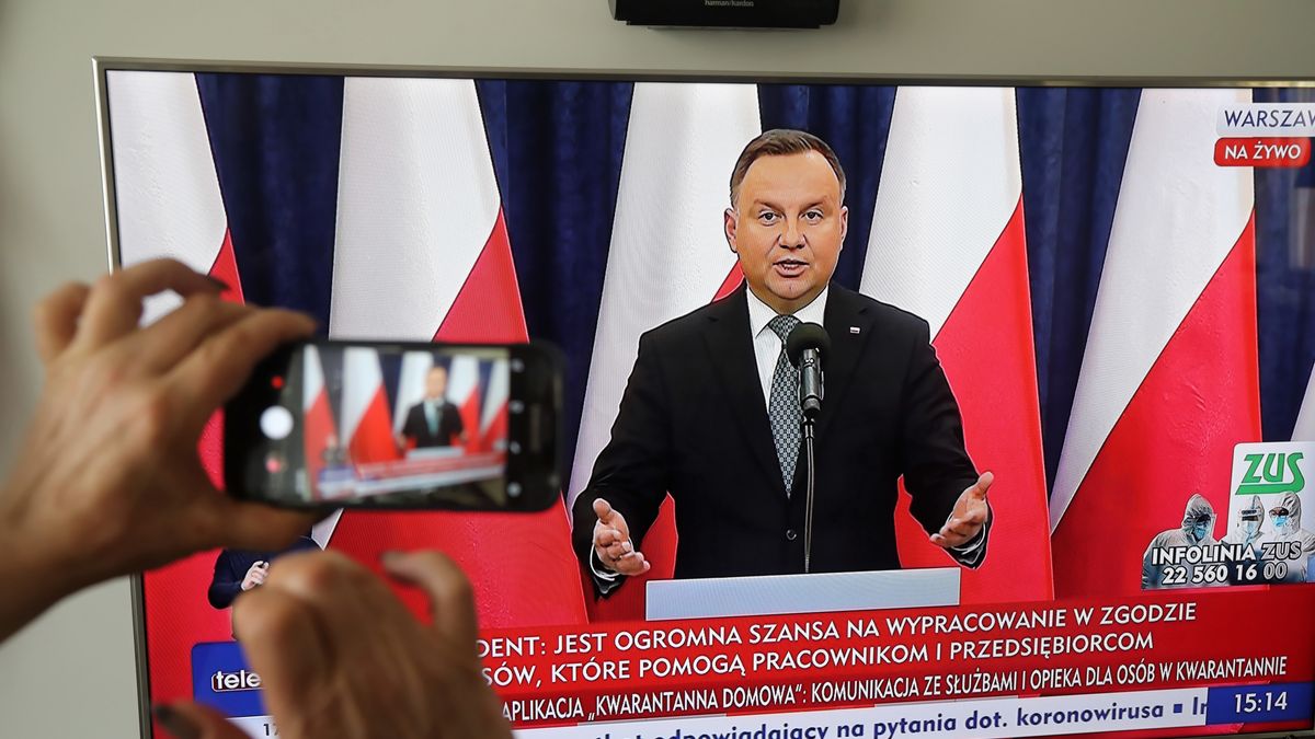 Samolot ze sprzętem medycznym zakupionym w Chinach przyleci w czwartek - powiedział prezydent