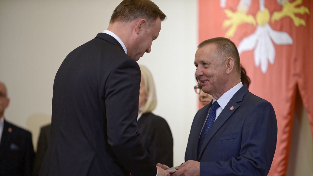 Z rachunków Andrzeja Dudy wynika, że po opłatach za mieszkanie w kieszeni ministra pozostanie ok. 6 tys. zł.