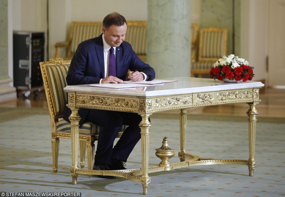 Prezydent wahał się do ostatniej chwili. Teraz ulega presji PiS. "Znów stanie się Adrianem"