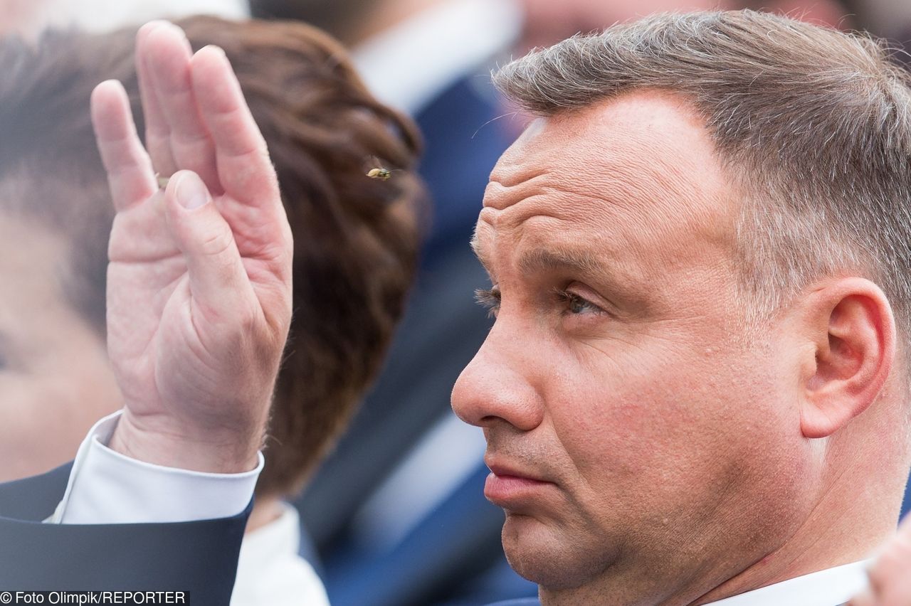 Prezydent Andrzej Duda na obchodach Powstania Warszawskiego. Nie mógł opędzić się od osy