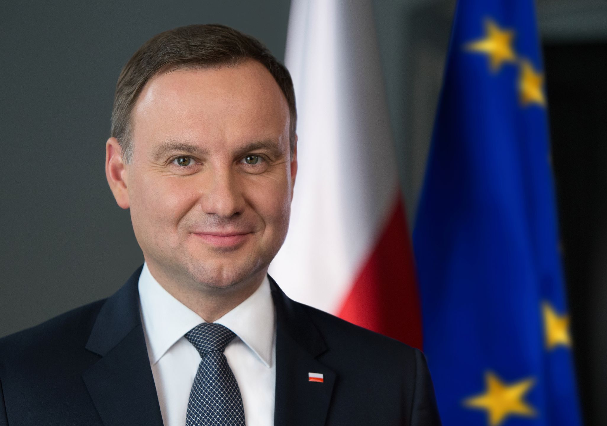 Prezydent RP Andrzej Duda fot. Andrzej Hrechorowicz/KPRP UWAGA!!! Zdj��cia pochodz��ce z oficjalnego serwisu fotograficznego Kancelarii Prezydenta RP mog�� by�� wykorzystywane jedynie w celu ilustrowania materia����w dotycz��cych dzia��a�� Prezydenta RP. Jakakolwiek ingerencja w integralno���� zdj��cia w tym kadrowanie czy obr��bka graficzna jest niedozwolona. Wszelkie wykorzystywanie zdj���� pochodz��cych z oficjalnego serwisu fotograficznego Kancelarii Prezydenta RP w celach komercyjnych lub w materia��ach o charakterze politycznym jest zabronione. Publikacja lub kontekst wykorzystania  zdj��cia nie mo��e narusza�� dobrego imienia Rzeczpospolitej Polskiej, PrezydentaRP, Jego Rodziny i Kancelarii Prezydenta. Publikuj��cy zdj��cia zobowi��zuje si�� do podpisania ich autora oraz ��r��d��a ich pochodzenia.